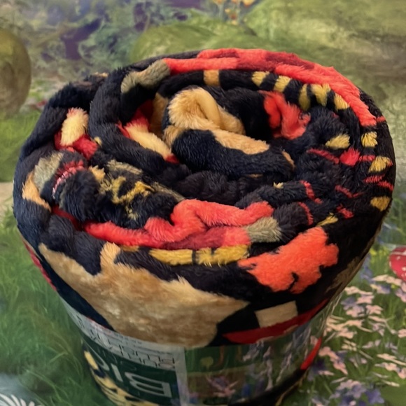 The Big One Oversized Supersoft Plush Throw
Color: Mushroom, Size: Throw, NWT - Picture 5 of 8